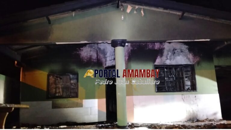 Incendio en el barrio Virgen de Caacupé: Vivienda estuvo a punto de ser consumida totalmente por las llamas