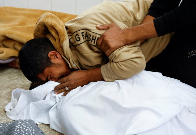 Israel mata a 21 personas en Gaza en un día y acusa a Hamás de violar “flagrantemente” la tregua