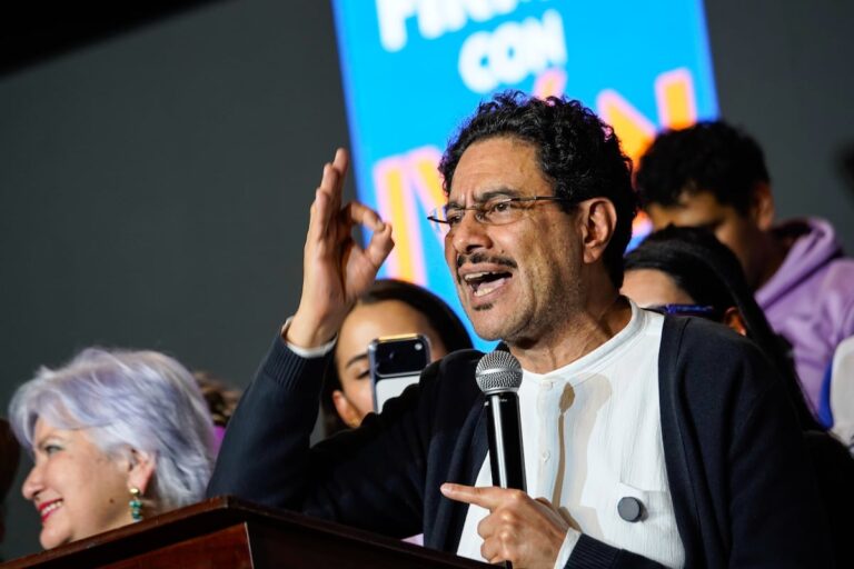 Iván Cepeda busca mantener su ventaja en la campaña presidencial con una defensa del legado de Petro