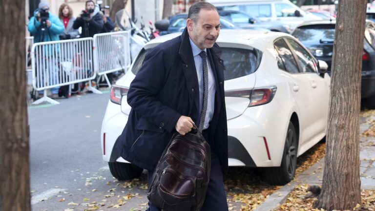 La Fiscalía exige prisión preventiva sin fianza para el exministro Ábalos y Koldo García | España