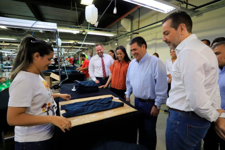 MEC recibe aprobación para compra de uniformes por millones.