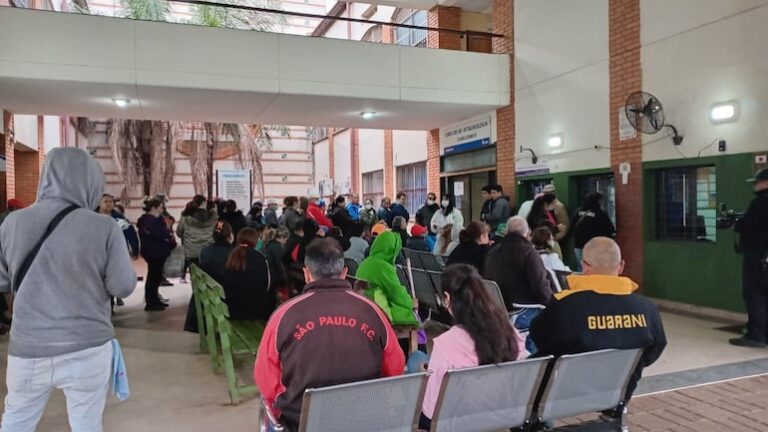 Médicos alertan sobre precariedad y educación médica simulada.