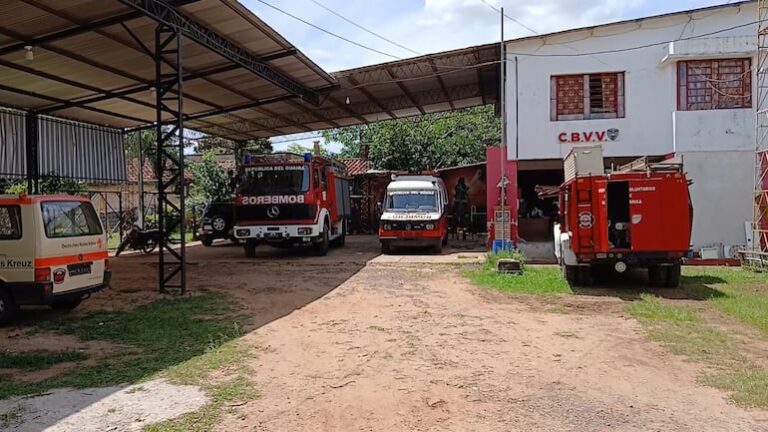 Mujer agrede a bomberos que la intentaban ayudar.