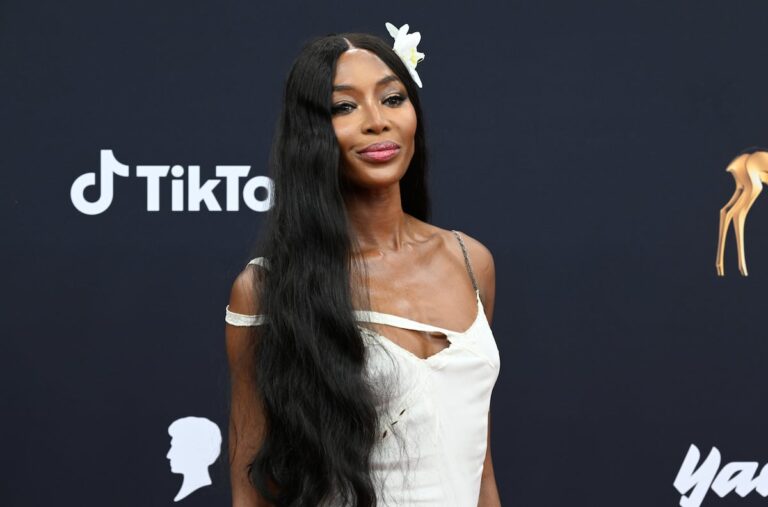 Naomi Campbell recuerda la era de las supermodelos con un diseño de Galliano de 1996