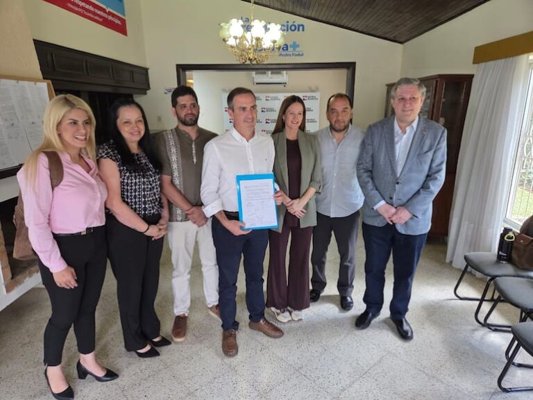 Oposición unifica lista de concejales para elecciones municipales en Asunción.