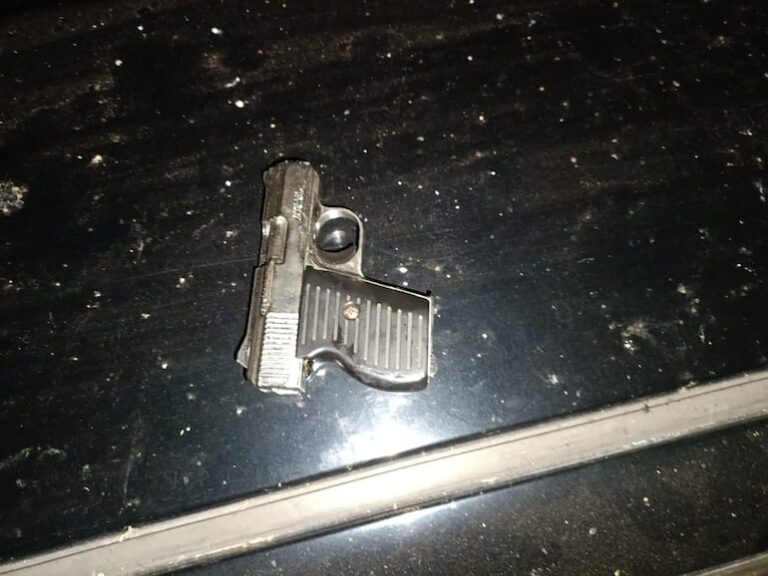 Pareja herida en violento conflicto familiar en Tacuaras.