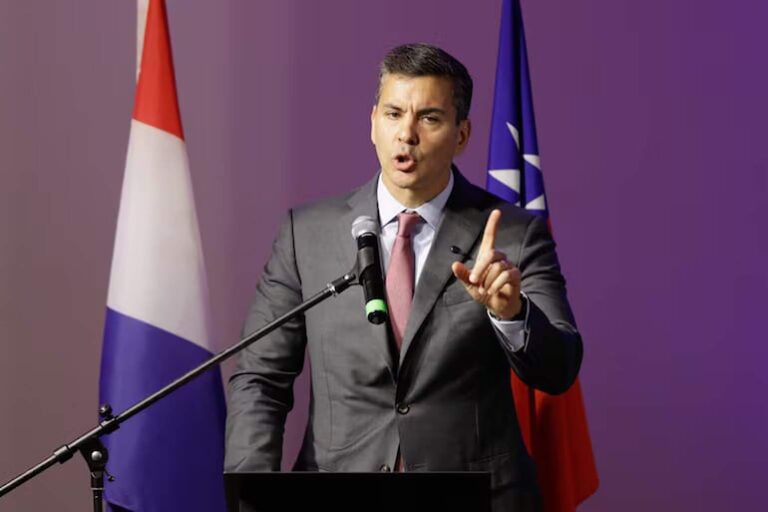 Peña promulga Ley de datos personales con restricciones públicas.