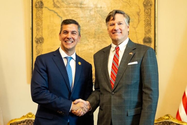 Peña se encuentra con subsecretario de Estado estadounidense en Bolivia.