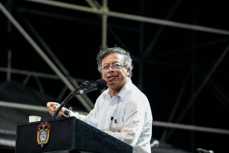 Petro frena extradiciones en medio de tensión diplomática con Estados Unidos