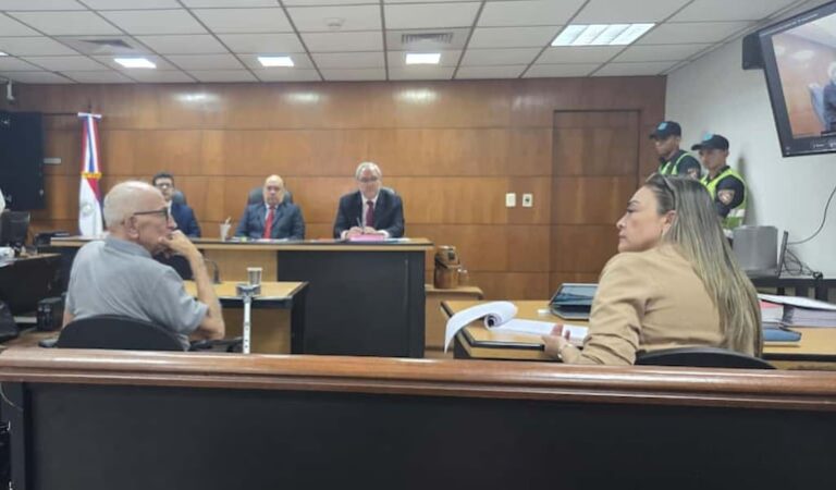 Policía acusado intenta desvincularse de torturas alegadas.