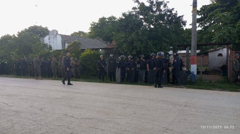 Policía retira a manifestantes violentos de Puerto Casado