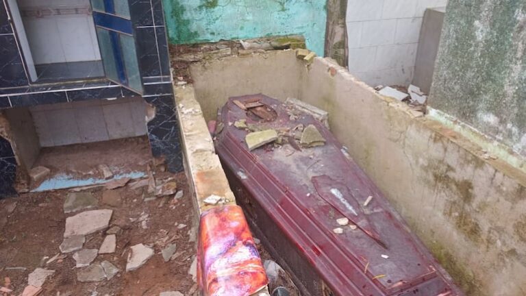 Restos óseos y ataúdes expuestos en Día de Difuntos.