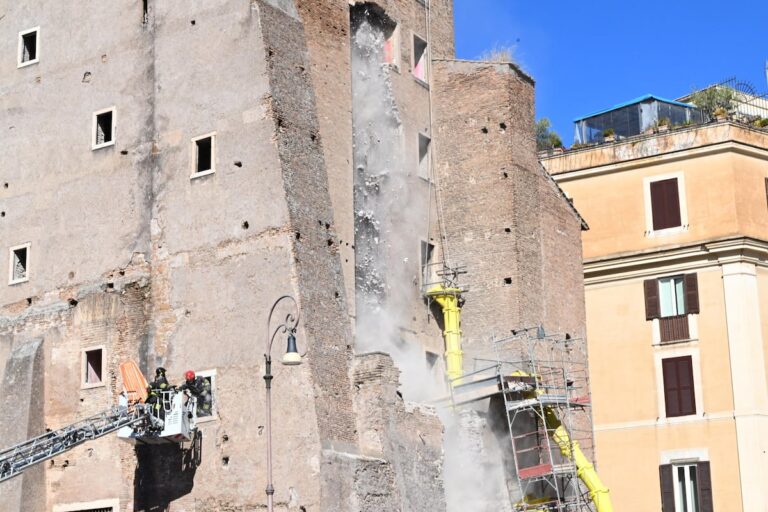 Se derrumba parte de la Torre Conti medieval, en el Foro de Roma