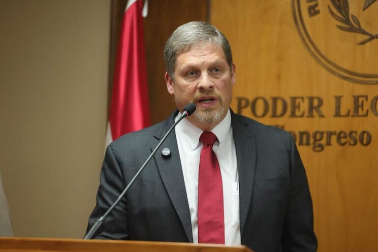 Senador desmiente conexión entre empresa de votación y Peña.