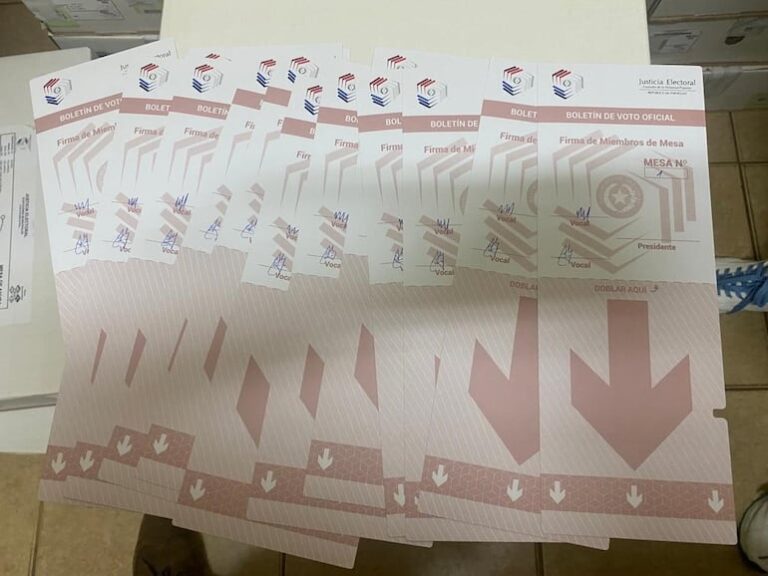 Senador muestra cómo se pueden vulnerar las boletas de votación.