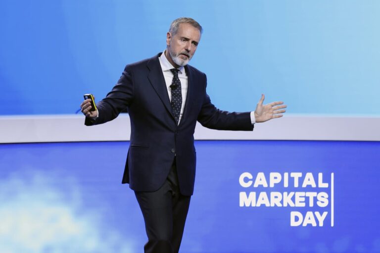 Telefónica prolonga la agonía en Bolsa mientras el banco de inversión rebaja en bloque las previsiones