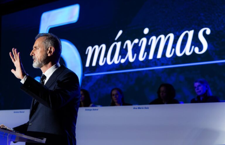 Telefónica se tiñe de rojo antes de su gran reunión con inversores | Mercados financieros