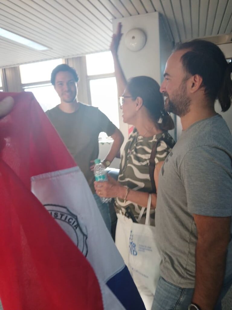 Vecinos de Trinidad festejan la detención de la gasolinera.