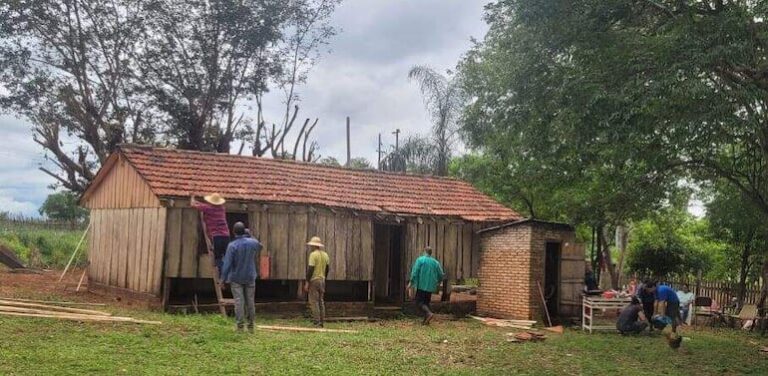 Vecinos restauran deteriorado puesto de salud en Capiibary.