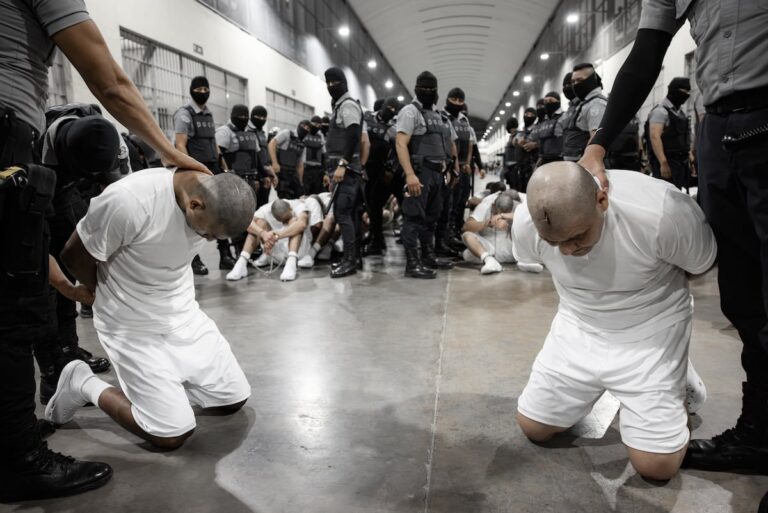 Venezolanos deportados a prisión de Bukele revelan torturas y violaciones: “Dijeron que sólo saldríamos en una bolsa negra”