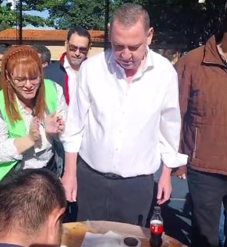 Video: escrache a Javier Zacarías en local electoral.