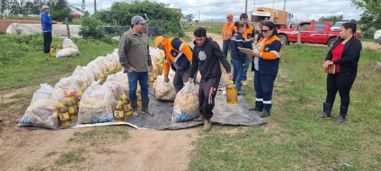 Villa Florida: entregan alimentos a damnificados por crecida del río.