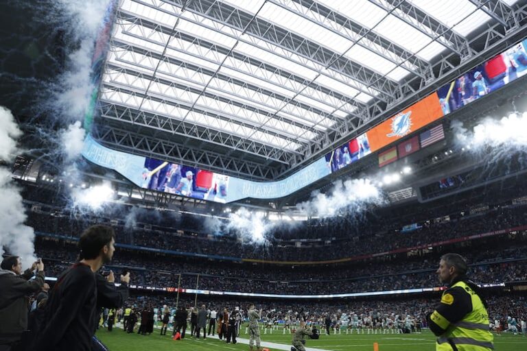 Música, fuegos artificiales y un despliegue de color en el espectáculo de la NFL en Madrid – Polideportivo