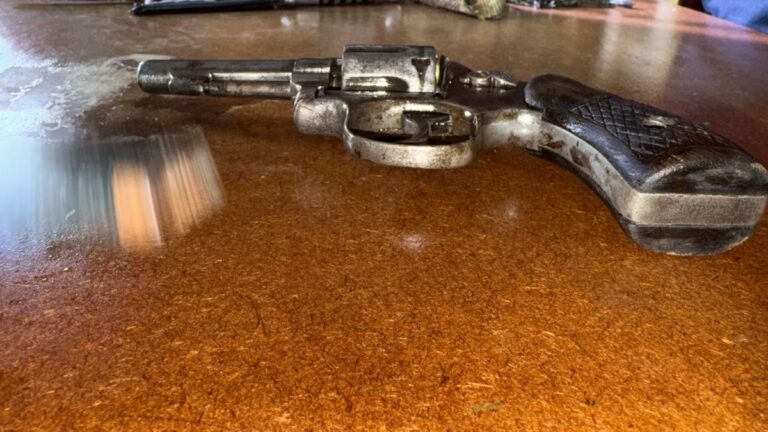 Descubren revólver y cuchillos escondidos en basura de cárcel.