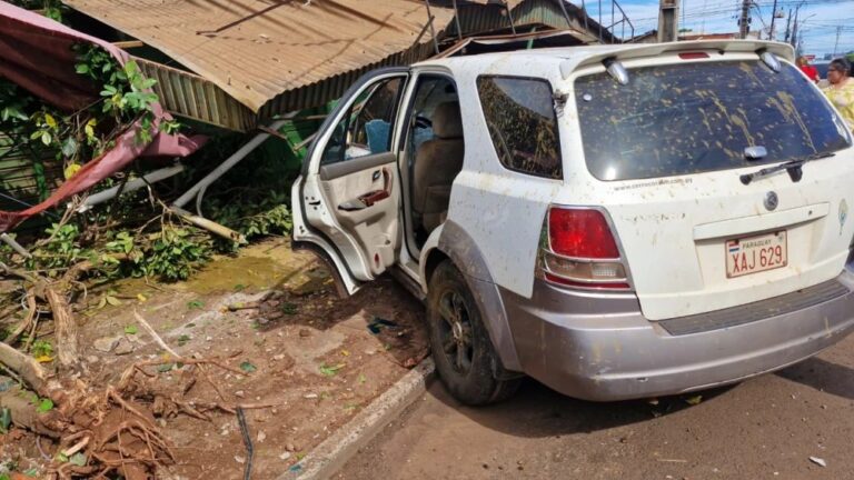 Joven de 18 años provoca accidente múltiple y hiere a niño.