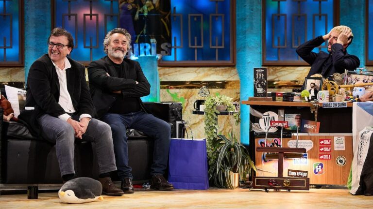 “¡Libros, libros, libros!”: el público de ‘La revuelta’ sorprende a Broncano y Cercas con su grito de guerra literario