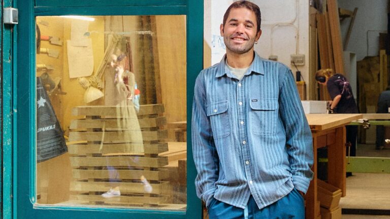 “A mi taller vienen economistas y abogados buscando hacer un cambio en sus vidas”: Mike Hausmann, el ebanista que se negó a vivir pegado al ordenador