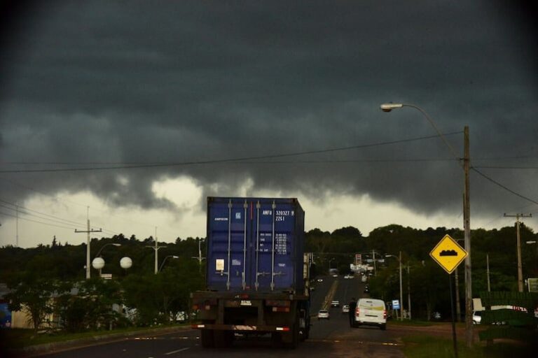 Alerta de tormentas impacta 10 departamentos en Paraguay.