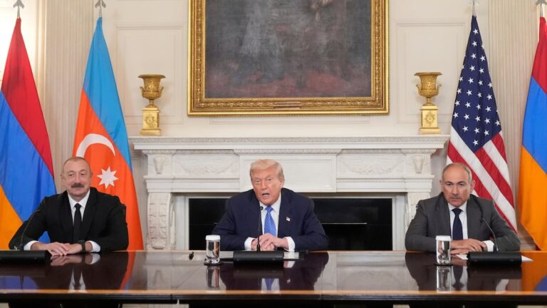 Armenia y Azerbaiyán escenifican el acuerdo de paz de Trump con tímidos intercambios comerciales