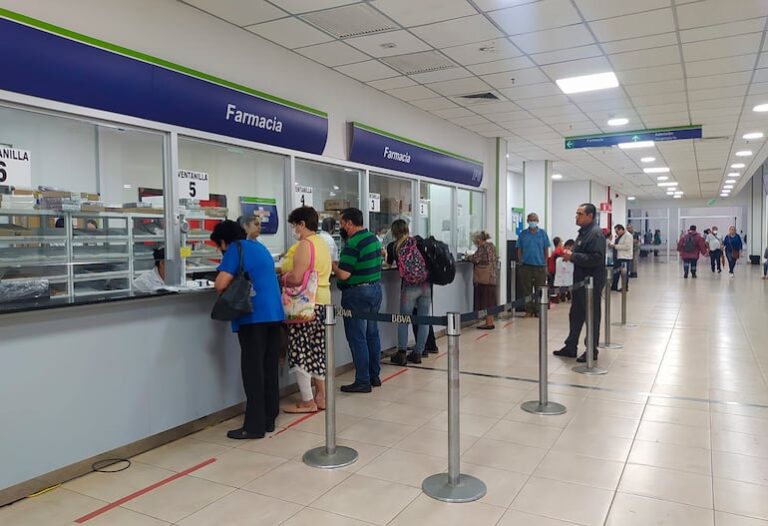 Asegurados del IPS eligen entre comida y medicamentos