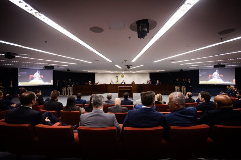 Brasil, campeón mundial de supersalarios: 53.000 funcionarios ganan más que el techo; En Portugal hay tres