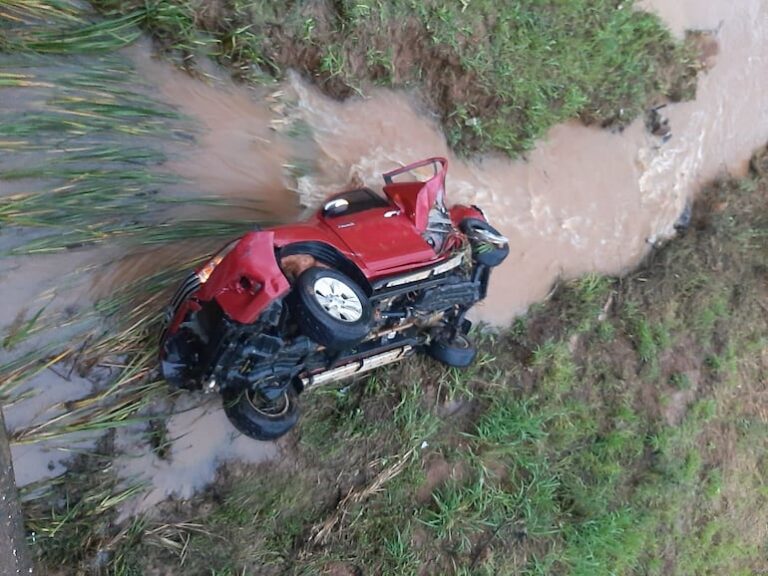 Camioneta cae en arroyo en Curuguaty: dos muertos.