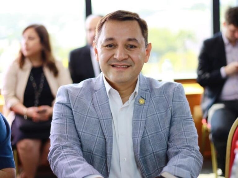 Cartistas presionan a ciudadanos en municipios para recaudar fondos.