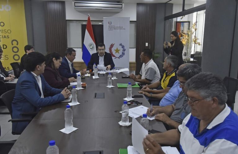 Choferes inician huelga hoy; 100,000 usuarios afectados.