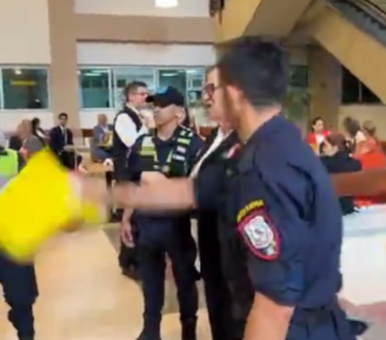 Comisario interrumpe a María Esther Roa en manifestación.