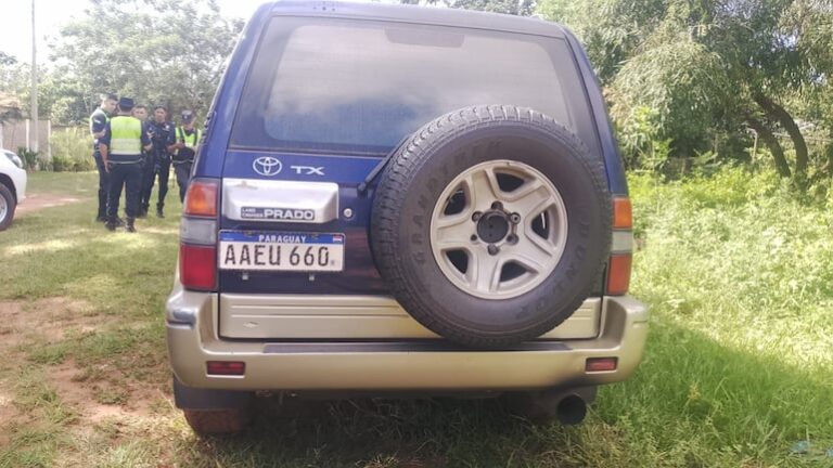 Descubren auto utilizado en millonario robo en Asunción.