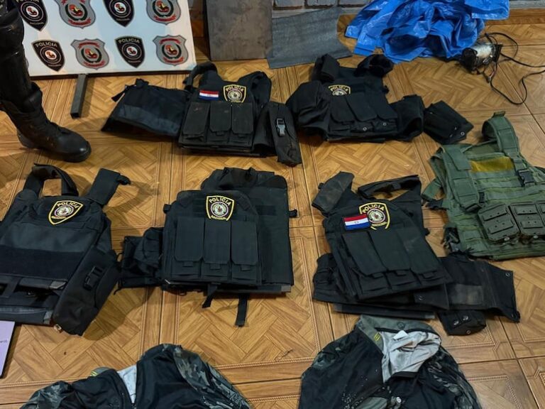 Detienen a sospechoso con placa en asalto a cooperativa.