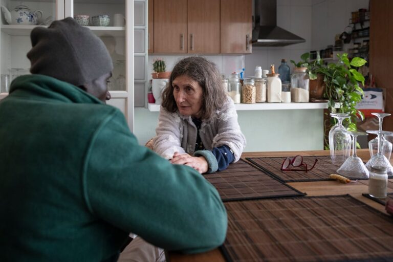 El médico jubilado que acogió a dos desahuciados de Badalona: “Necesitan nuestras voces blancas”