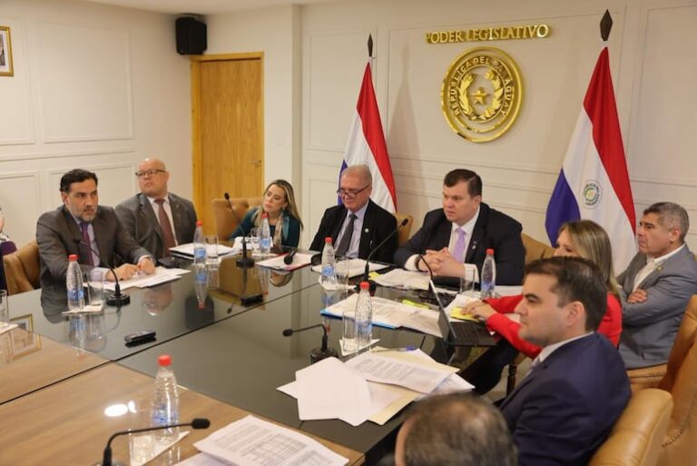 Fiscalía y Contraloría se echan la culpa por denuncias millonarias.