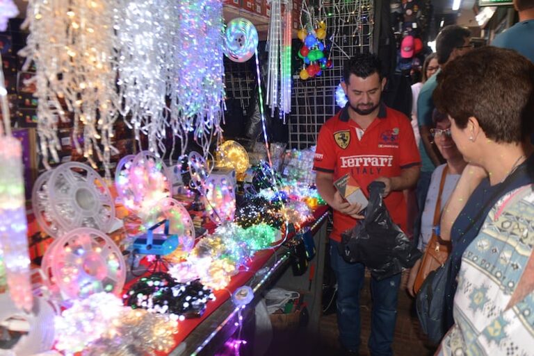 Gran interés por adornos y regalos navideños en Ciudad del Este.