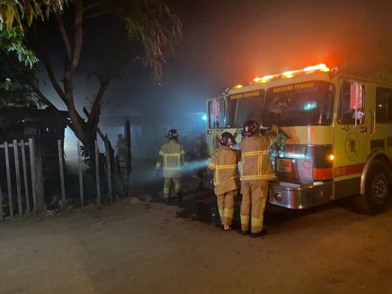 Incendio en Tablada genera densa humareda en basural.