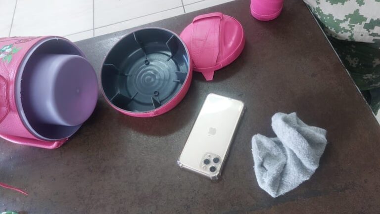 Intento de introducir un teléfono para esposa de Marset.