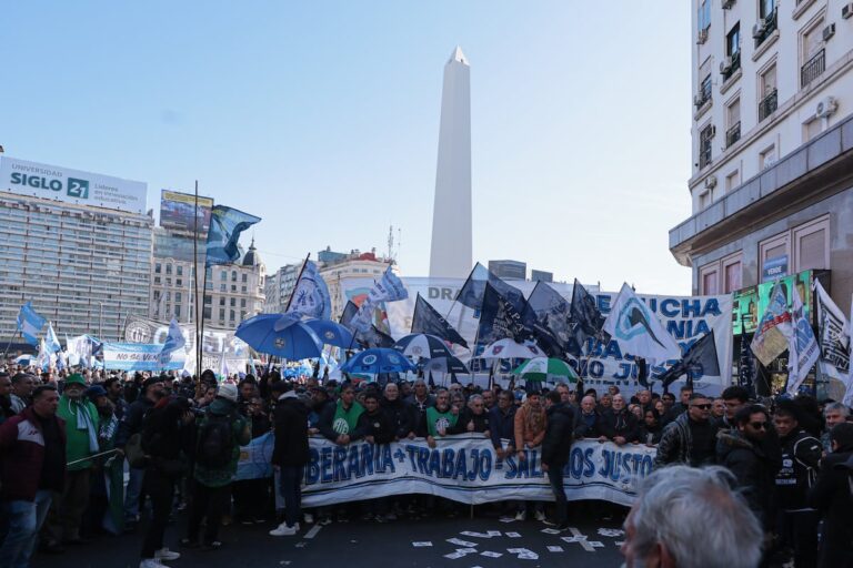 La reforma laboral de Milei incentiva a bajar los aportes patronales y las indemnizaciones por despido