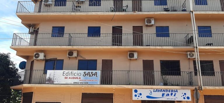 Ladrón irrumpe en apartamentos mientras dueños duermen, video.