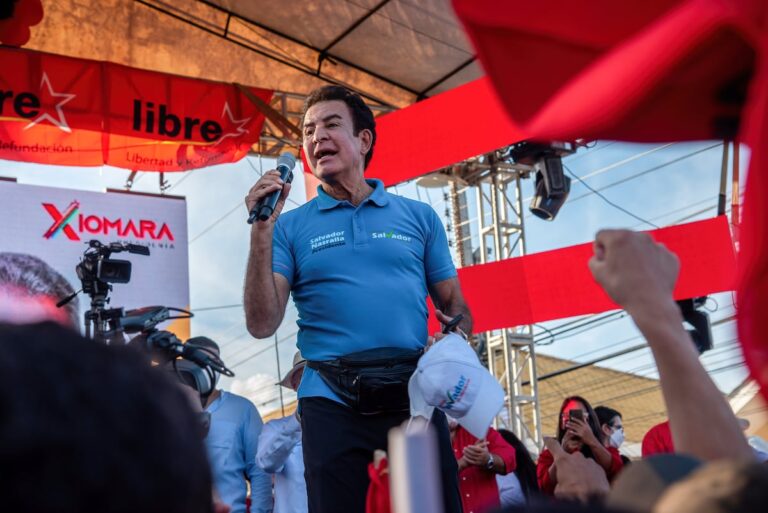 Las elecciones en Honduras se deciden voto a voto entre los dos candidatos de derecha