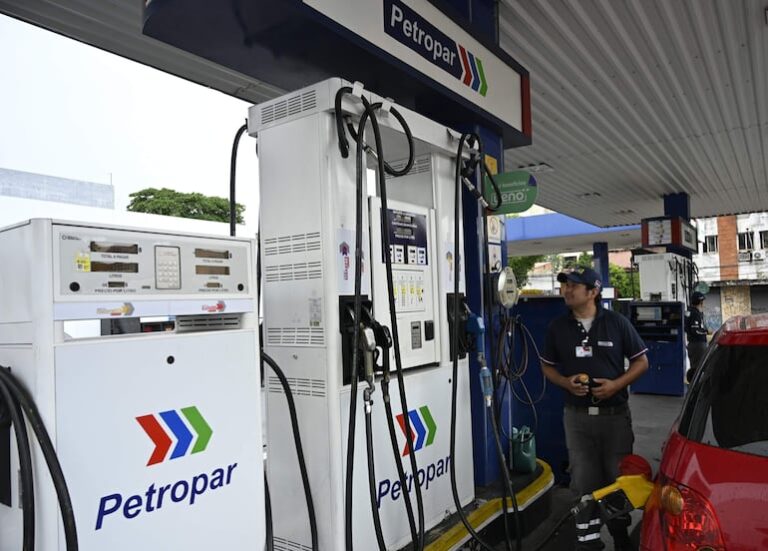Más de 100 servicentros cerraron por precios de Petropar.